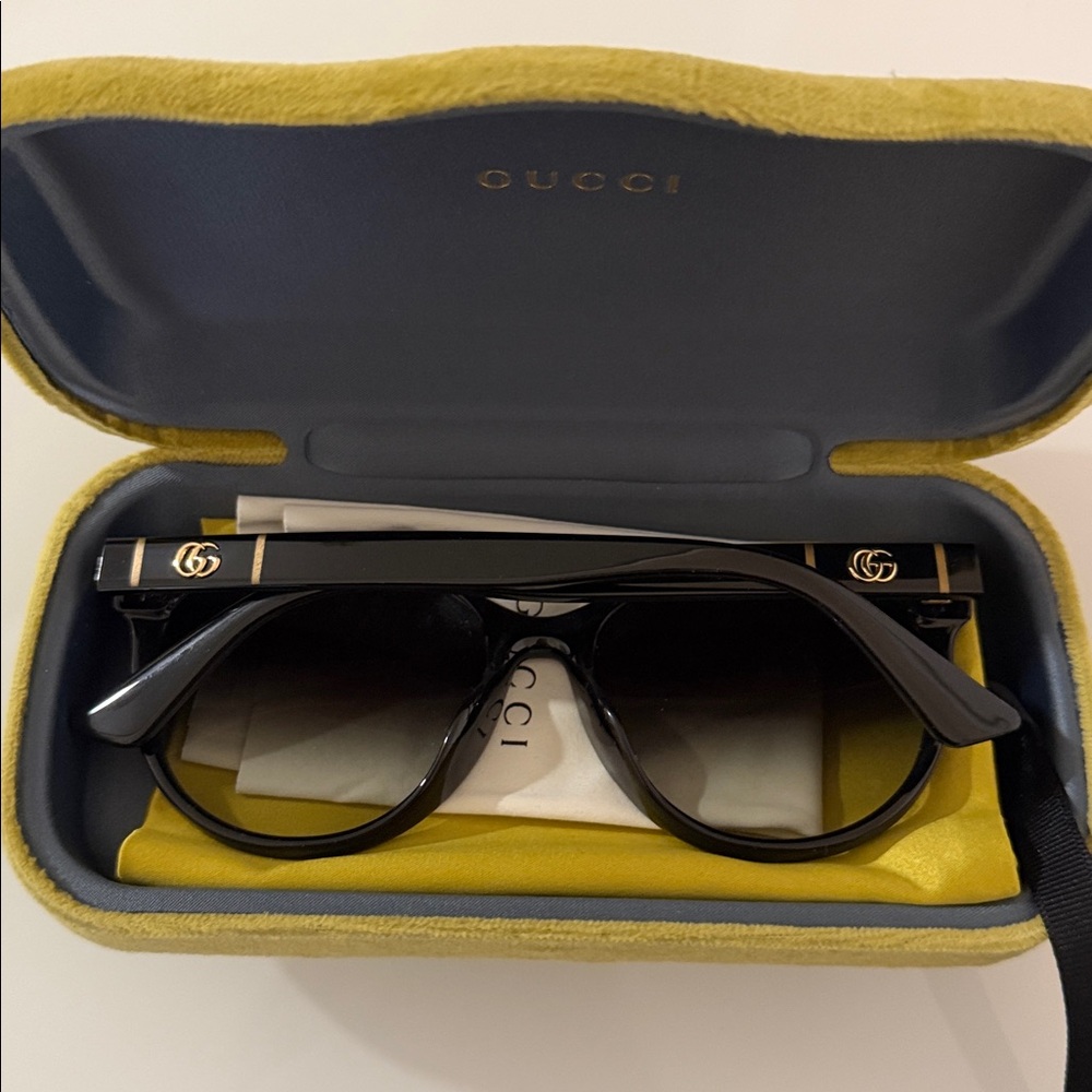 Gucci Black Sunglasses with velvet Case - Picture 3 of 5